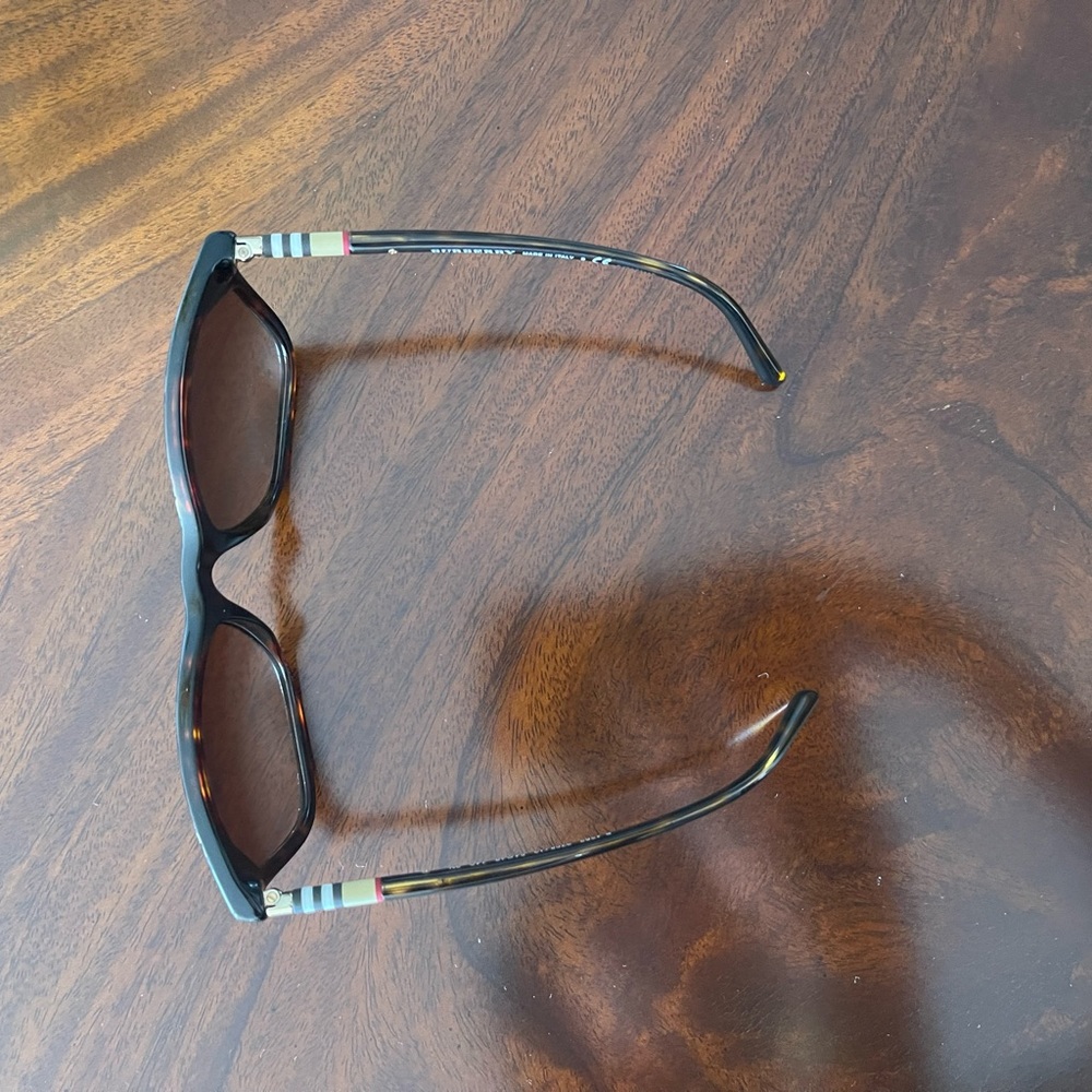Beautiful Burberry sunglasses - Picture 4 of 7